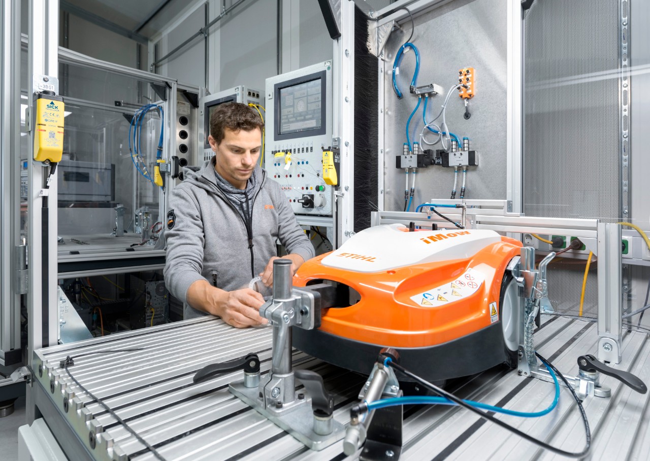 在 STIHL Tirol 的屋顶上，iMOW 测试区域面积达 3,000 平方米。